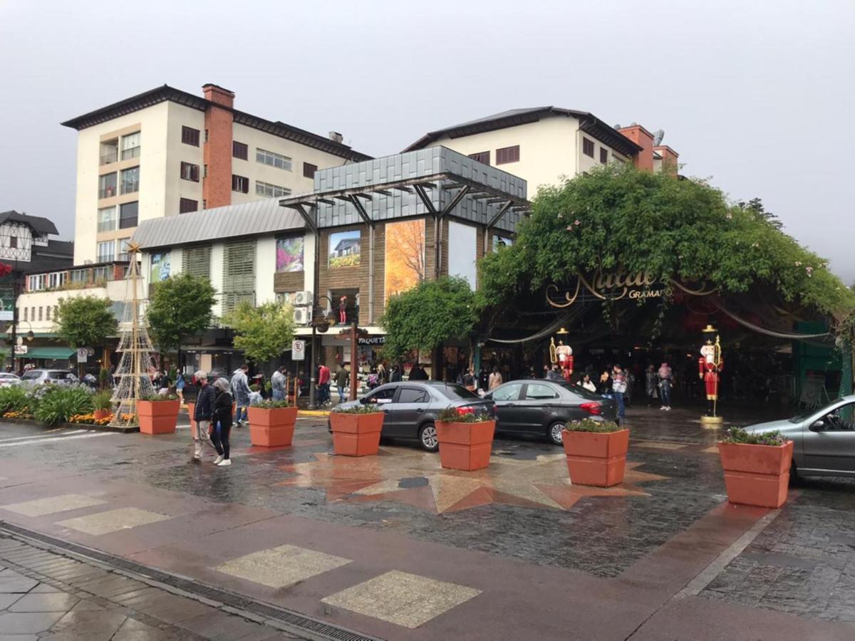 Apartamento na rua coberta Gramado Exterior foto