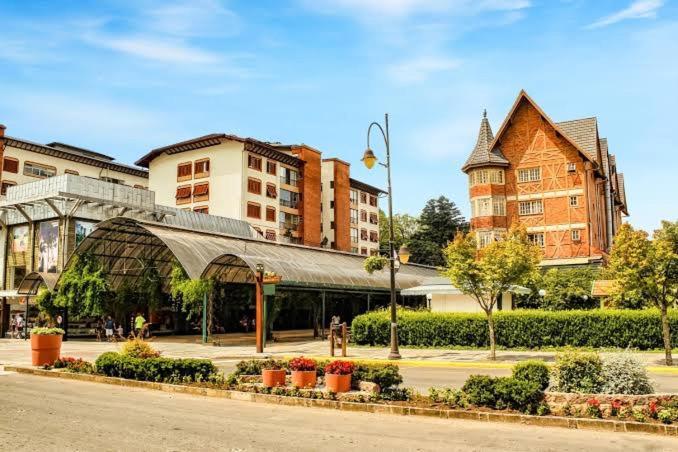 Apartamento na rua coberta Gramado Exterior foto